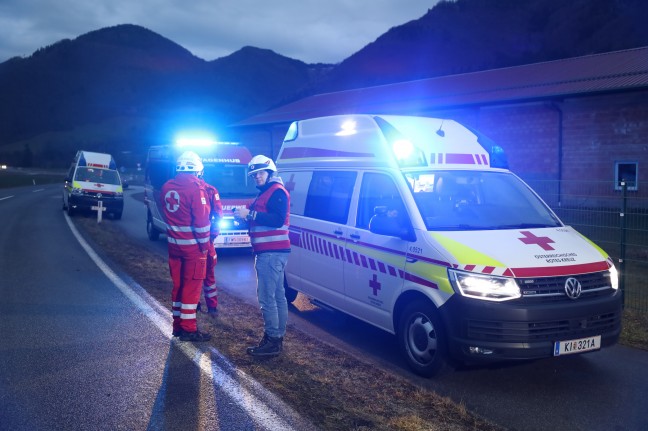 Neun Feuerwehren bei Grobrand eines Wohn- und Firmengebudes in Grnburg im Einsatz