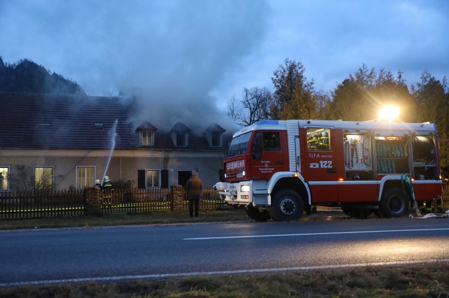 Neun Feuerwehren bei Grobrand eines Wohn- und Firmengebudes in Grnburg im Einsatz