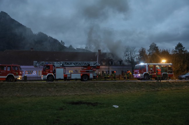 Neun Feuerwehren bei Grobrand eines Wohn- und Firmengebudes in Grnburg im Einsatz