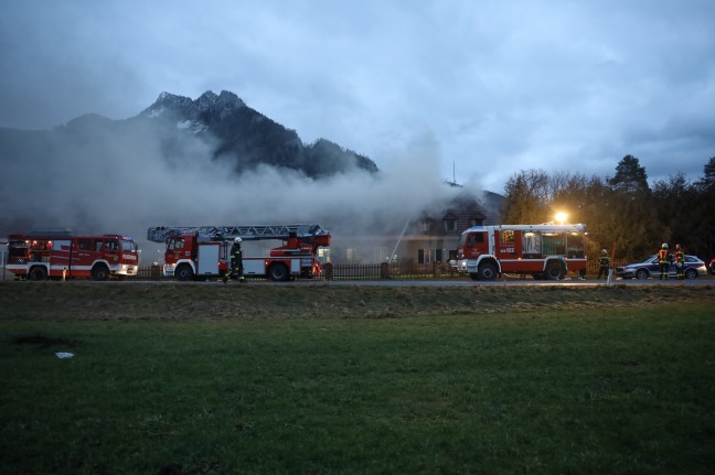 Neun Feuerwehren bei Grobrand eines Wohn- und Firmengebudes in Grnburg im Einsatz