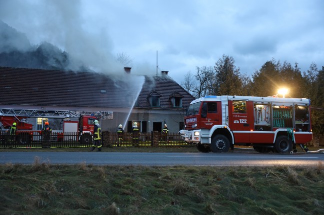 Neun Feuerwehren bei Grobrand eines Wohn- und Firmengebudes in Grnburg im Einsatz