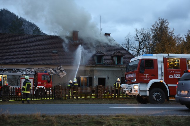 Neun Feuerwehren bei Grobrand eines Wohn- und Firmengebudes in Grnburg im Einsatz