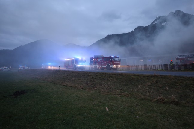 Neun Feuerwehren bei Grobrand eines Wohn- und Firmengebudes in Grnburg im Einsatz