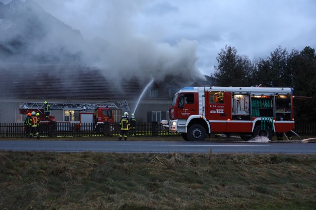 Neun Feuerwehren bei Grobrand eines Wohn- und Firmengebudes in Grnburg im Einsatz