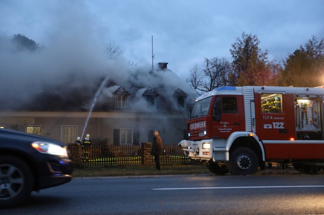 Neun Feuerwehren bei Grobrand eines Wohn- und Firmengebudes in Grnburg im Einsatz