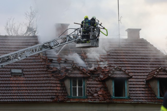 Neun Feuerwehren bei Grobrand eines Wohn- und Firmengebudes in Grnburg im Einsatz