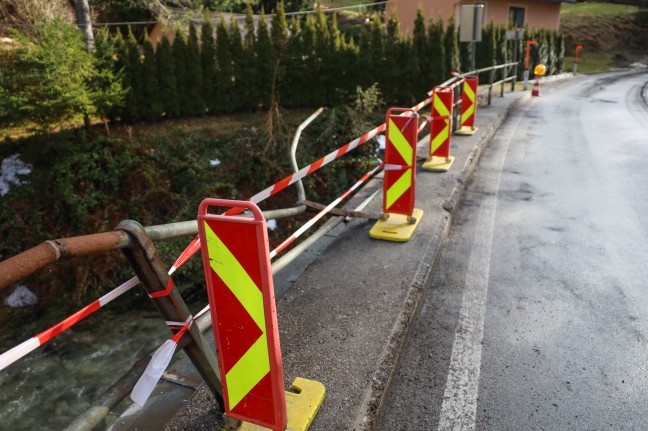 Auto in Brckengelnder ber den Dambach zwischen Edlbach und Rosenau am Hengstpa gekracht