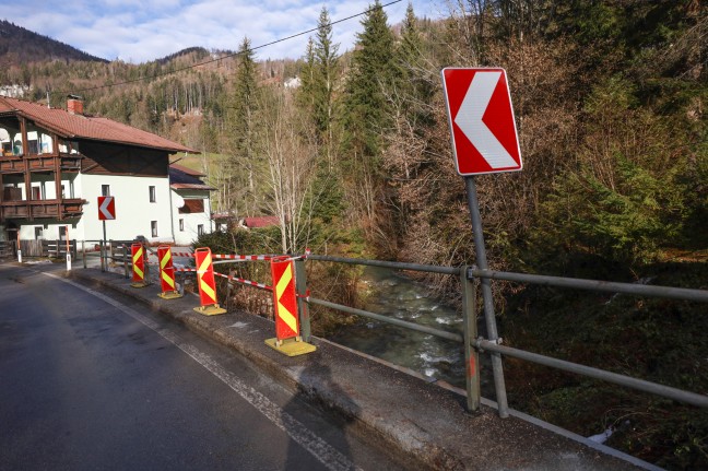 Auto in Brckengelnder ber den Dambach zwischen Edlbach und Rosenau am Hengstpa gekracht