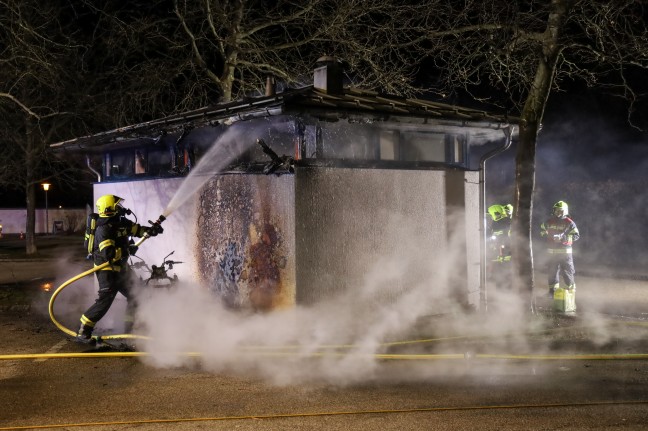 Brand eines Trikes: ffentliche Toilettenanlage in Marchtrenk durch Feuer schwer beschdigt