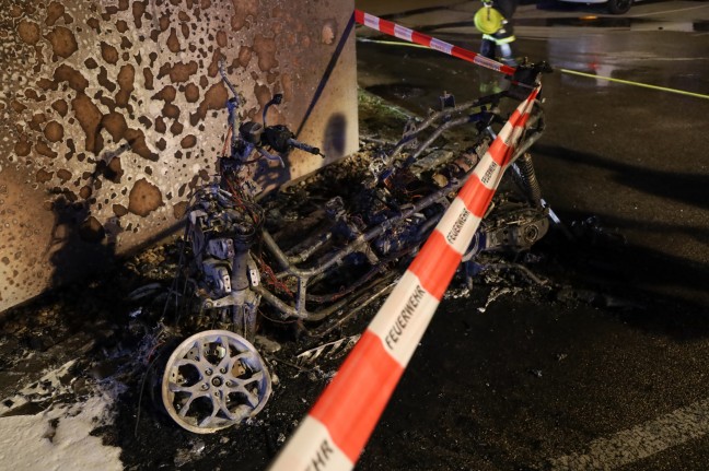 Brand eines Trikes: ffentliche Toilettenanlage in Marchtrenk durch Feuer schwer beschdigt