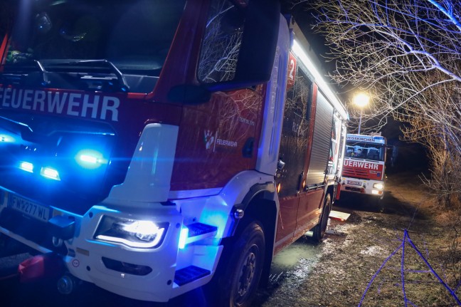 Feuerwehr bei Brand eines Wiedhaufens an der Traun in Marchtrenk im Einsatz