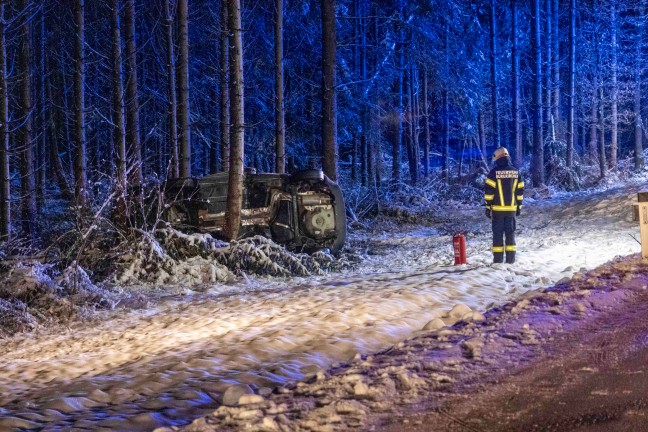 Auto auf Lamprechtshausener Strae bei Burgkirchen von Strae abgekommen und gegen Baum gekracht