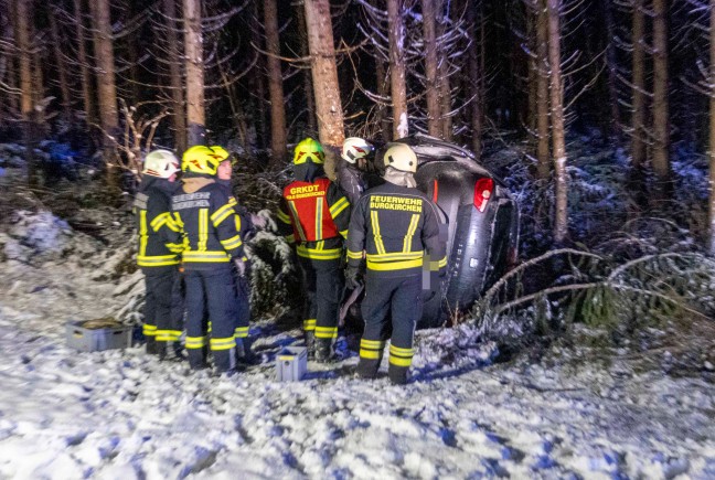 Auto auf Lamprechtshausener Strae bei Burgkirchen von Strae abgekommen und gegen Baum gekracht