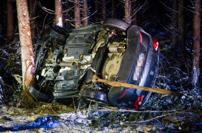 Auto auf Lamprechtshausener Strae bei Burgkirchen von Strae abgekommen und gegen Baum gekracht