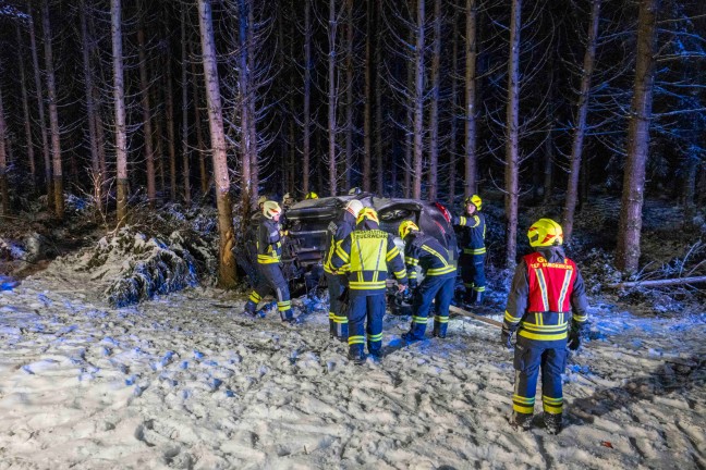 Auto auf Lamprechtshausener Strae bei Burgkirchen von Strae abgekommen und gegen Baum gekracht