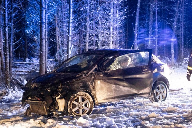 Auto auf Lamprechtshausener Strae bei Burgkirchen von Strae abgekommen und gegen Baum gekracht