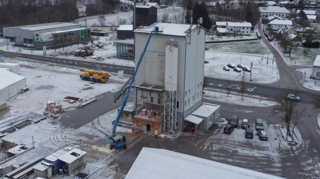 Personenrettung vom Dach nach Brand einer Teleskopbhne auf einer Baustelle in Schllberg