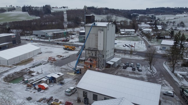 Personenrettung vom Dach nach Brand einer Teleskopbhne auf einer Baustelle in Schllberg