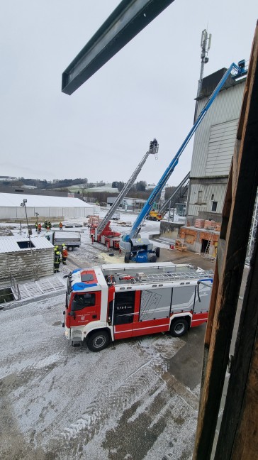 Personenrettung vom Dach nach Brand einer Teleskopbhne auf einer Baustelle in Schllberg