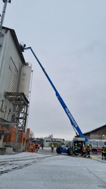 Personenrettung vom Dach nach Brand einer Teleskopbhne auf einer Baustelle in Schllberg