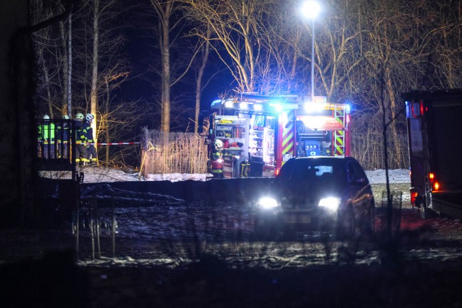 Personenrettung: Mann bei Hofarbeiten in Peuerbach mitsamt Dumper ber Bschung abgestrzt