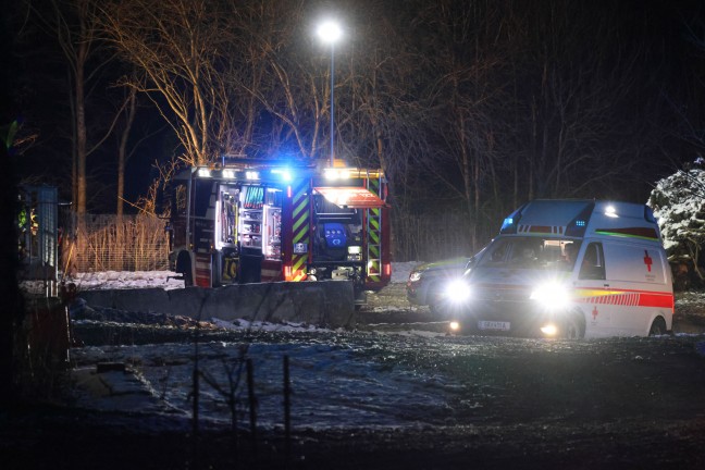 Personenrettung: Mann bei Hofarbeiten in Peuerbach mitsamt Dumper ber Bschung abgestrzt