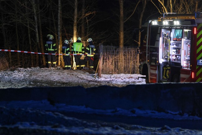 Personenrettung: Mann bei Hofarbeiten in Peuerbach mitsamt Dumper ber Bschung abgestrzt