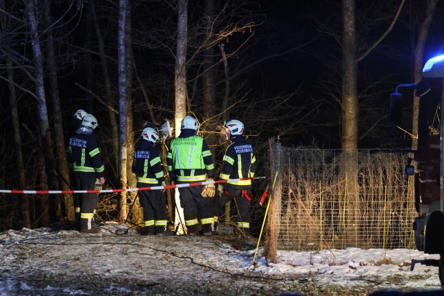 Personenrettung: Mann bei Hofarbeiten in Peuerbach mitsamt Dumper ber Bschung abgestrzt