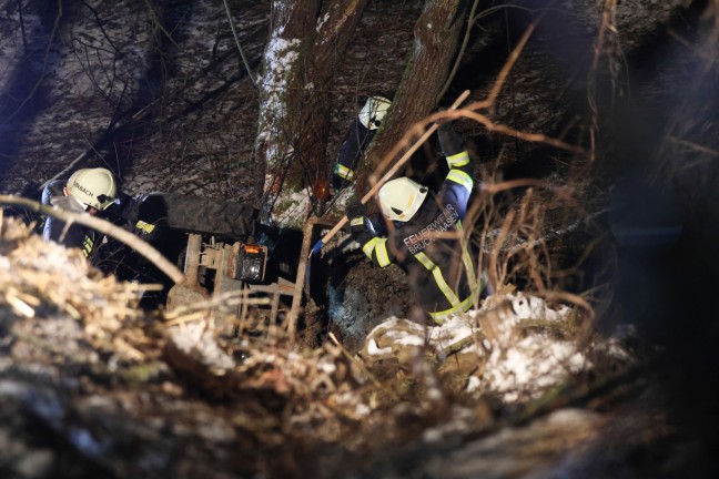 Personenrettung: Mann bei Hofarbeiten in Peuerbach mitsamt Dumper ber Bschung abgestrzt