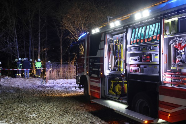 Personenrettung: Mann bei Hofarbeiten in Peuerbach mitsamt Dumper ber Bschung abgestrzt