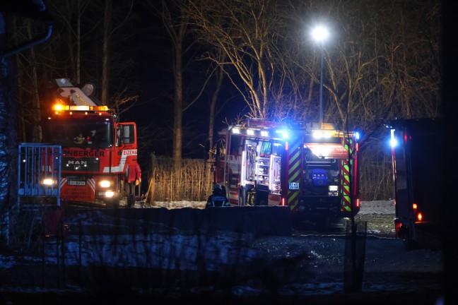 Personenrettung: Mann bei Hofarbeiten in Peuerbach mitsamt Dumper ber Bschung abgestrzt