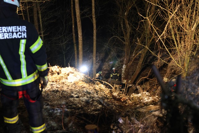 Personenrettung: Mann bei Hofarbeiten in Peuerbach mitsamt Dumper ber Bschung abgestrzt