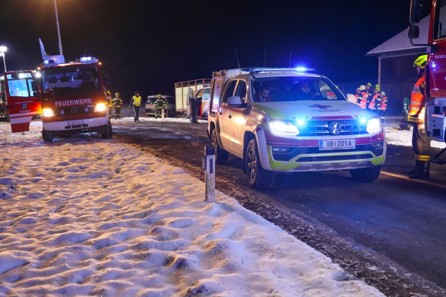 Menschenrettung: Kleintansporter bei Unfall in Rutzenham in seitlicher Lage zum Stillstand gekommen