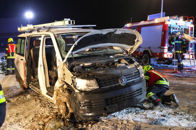 Menschenrettung: Kleintansporter bei Unfall in Rutzenham in seitlicher Lage zum Stillstand gekommen