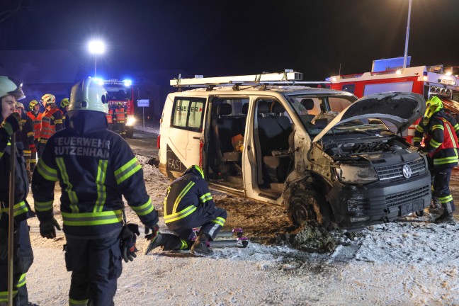 Menschenrettung: Kleintansporter bei Unfall in Rutzenham in seitlicher Lage zum Stillstand gekommen