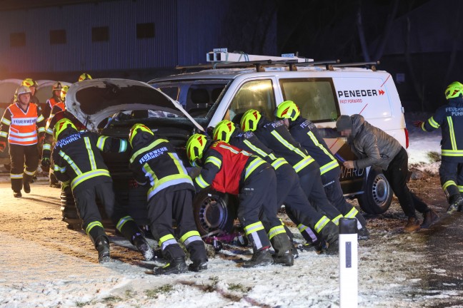 Menschenrettung: Kleintansporter bei Unfall in Rutzenham in seitlicher Lage zum Stillstand gekommen