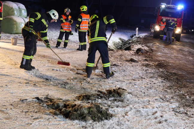 Menschenrettung: Kleintansporter bei Unfall in Rutzenham in seitlicher Lage zum Stillstand gekommen