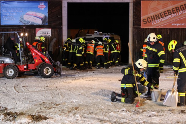 Menschenrettung: Kleintansporter bei Unfall in Rutzenham in seitlicher Lage zum Stillstand gekommen