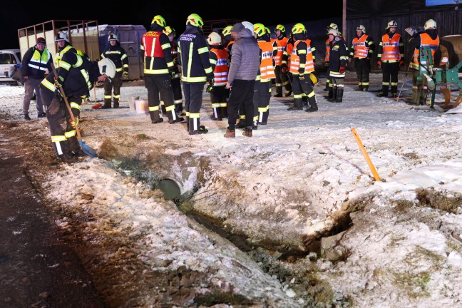 Menschenrettung: Kleintansporter bei Unfall in Rutzenham in seitlicher Lage zum Stillstand gekommen