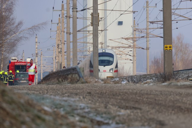 Tdlicher Unfall: Mann mit Hund auf Bahnstrecke bei Krenglbach von Personenzug erfasst