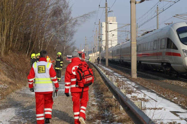 Tdlicher Unfall: Mann mit Hund auf Bahnstrecke bei Krenglbach von Personenzug erfasst