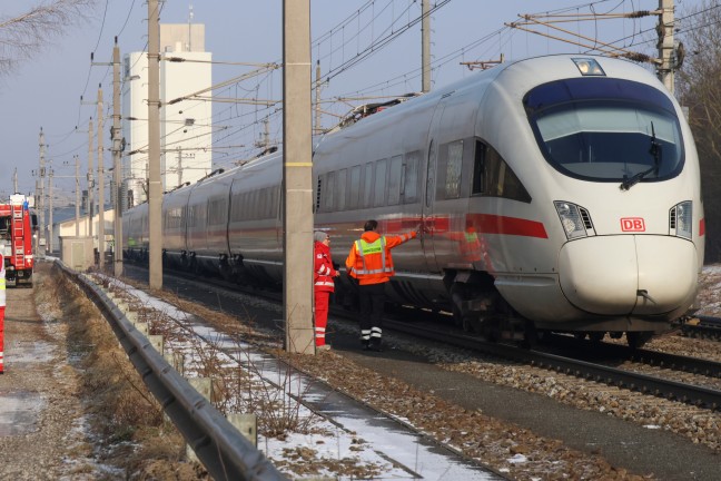 Tdlicher Unfall: Mann mit Hund auf Bahnstrecke bei Krenglbach von Personenzug erfasst