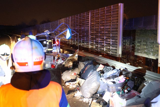 Kollision mit Anpralldmpfer: PKW samt Anhnger am Autobahnknoten Wels bei Wels-Oberthan verunfallt