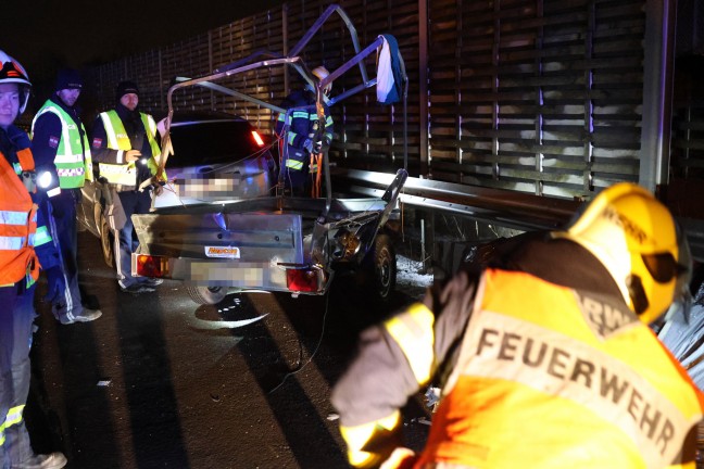 Kollision mit Anpralldmpfer: PKW samt Anhnger am Autobahnknoten Wels bei Wels-Oberthan verunfallt