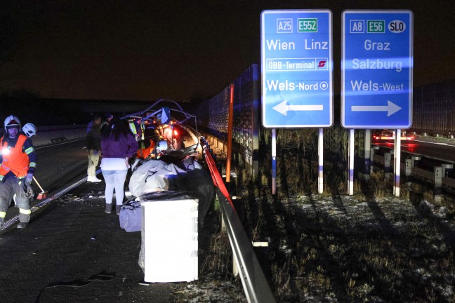 Kollision mit Anpralldmpfer: PKW samt Anhnger am Autobahnknoten Wels bei Wels-Oberthan verunfallt