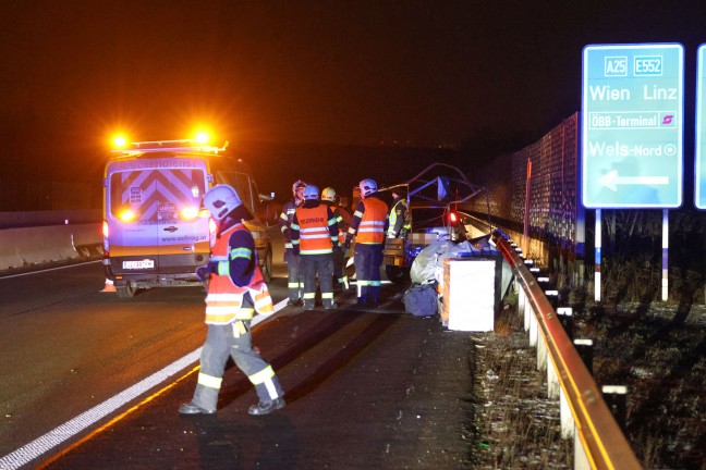 Kollision mit Anpralldmpfer: PKW samt Anhnger am Autobahnknoten Wels bei Wels-Oberthan verunfallt