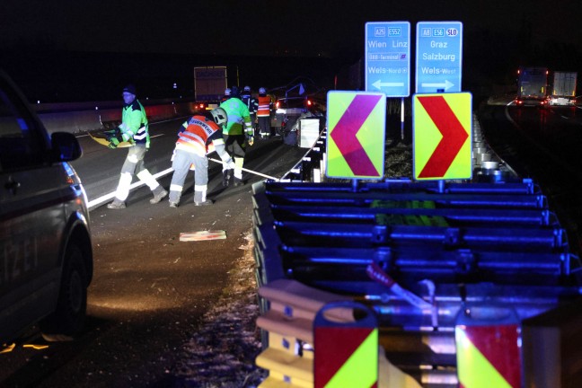 Kollision mit Anpralldmpfer: PKW samt Anhnger am Autobahnknoten Wels bei Wels-Oberthan verunfallt