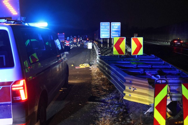 Kollision mit Anpralldmpfer: PKW samt Anhnger am Autobahnknoten Wels bei Wels-Oberthan verunfallt