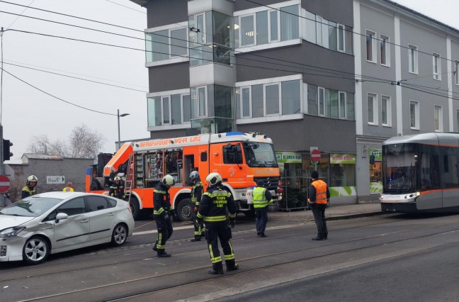 Kollision zwischen PKW und Straenbahn in Linz-Urfahr fordert eine leichtverletzte Person