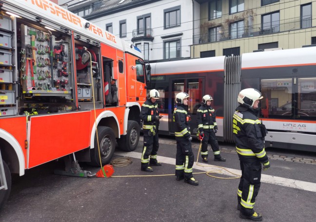 Kollision zwischen PKW und Straenbahn in Linz-Urfahr fordert eine leichtverletzte Person